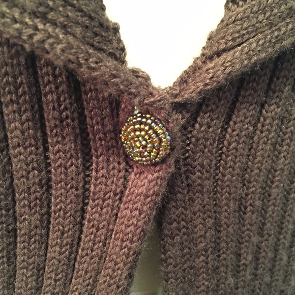 🧥Stylish Brown Sweater with Furry Fringe and Beaded Button - Size Medium 🍂🧥 - Picture 6 of 10